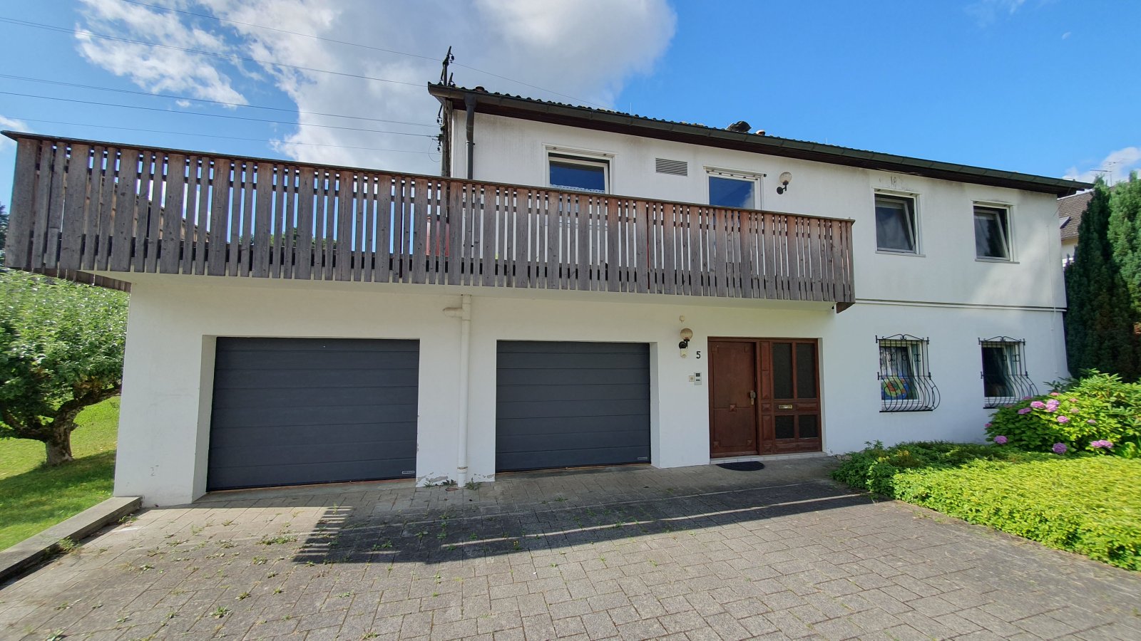 EFH, 2 Terrassen, 2 Garagen, 825 m² Grundstück EFH, 2 Terrassen, 2 Garagen, 825 m² Grundstück