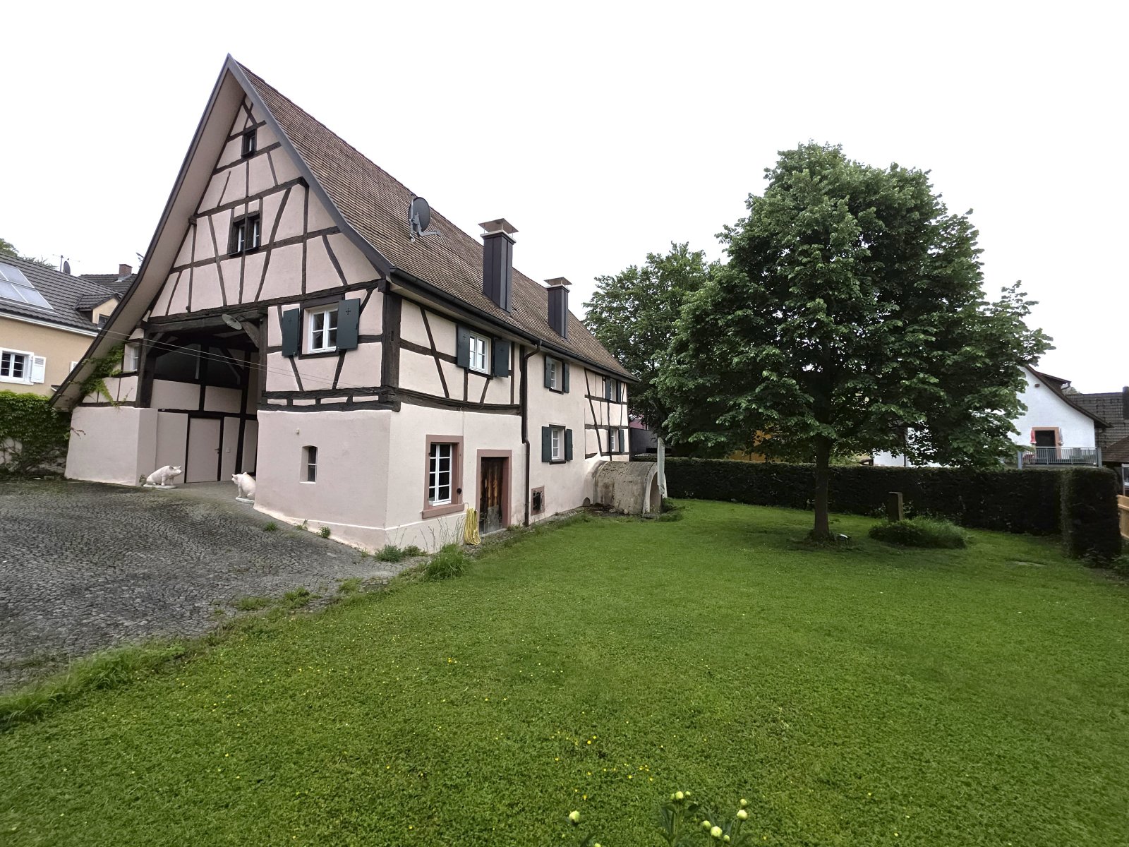 Geräumiges Wohnhaus mit Carportplatz & Garten Geräumiges Wohnhaus mit Carportplatz & Garten